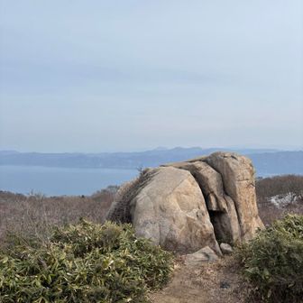 かもしか台
このデカい岩に登りたくて、チェンスパ一旦外して助走つけてトライしたけど撃沈。
怪我する前にやめといた😮‍💨