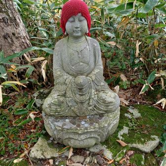 山頂標識が無いのでお地蔵さんに 🙏と 🙌