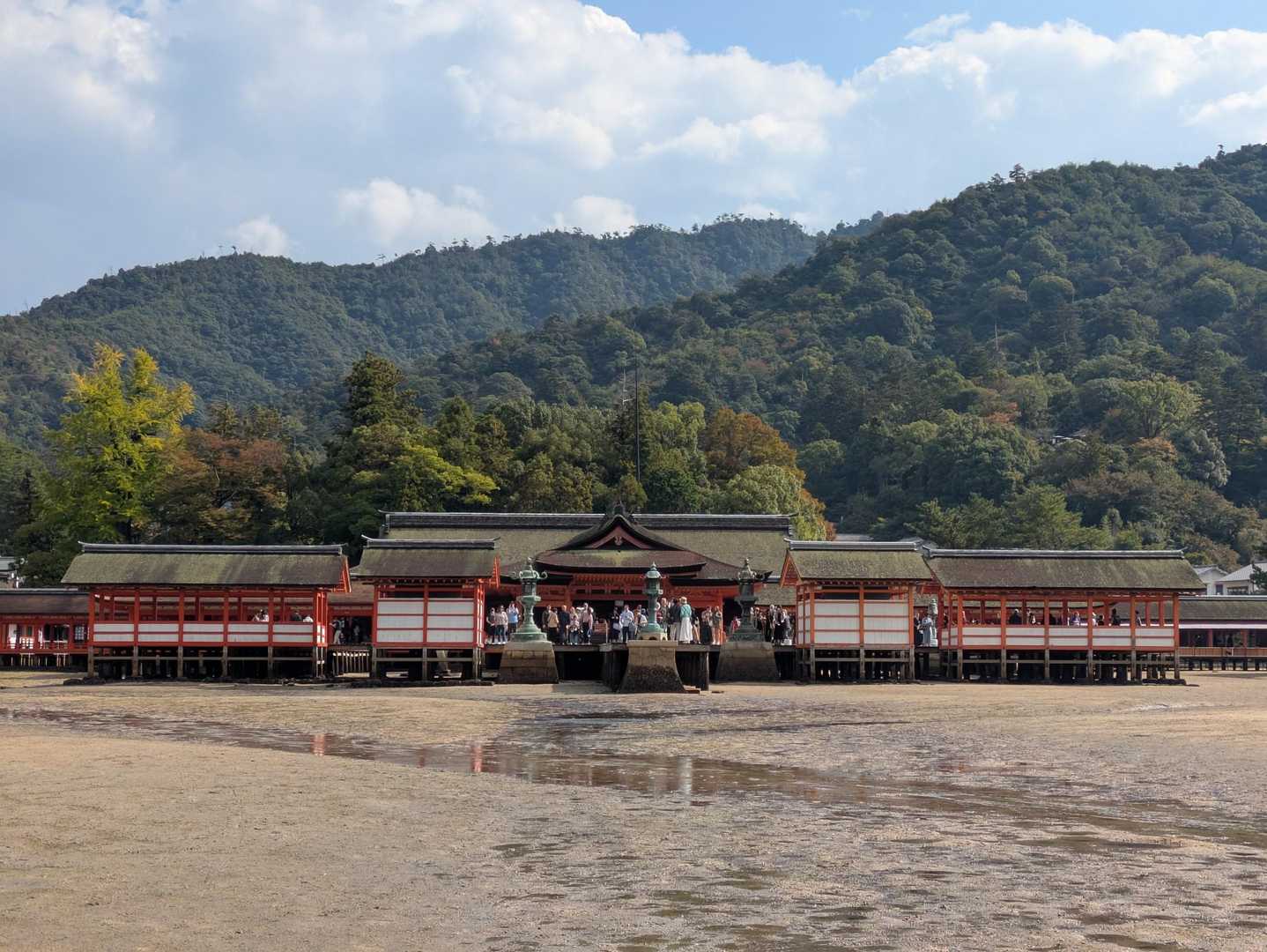 砂浜からの厳島神社