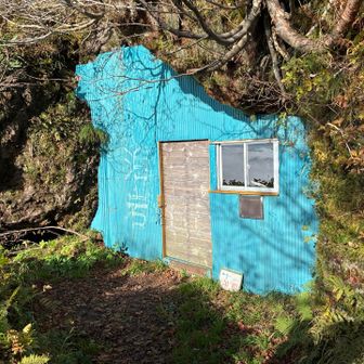 泊岩の避難小屋