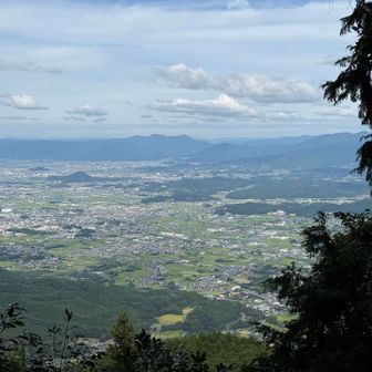 大和三山の間には、最近世界遺産に登録された藤原京跡がある
