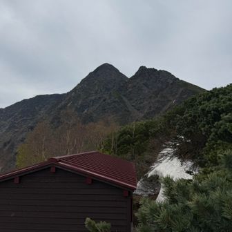 塩見小屋と塩見岳