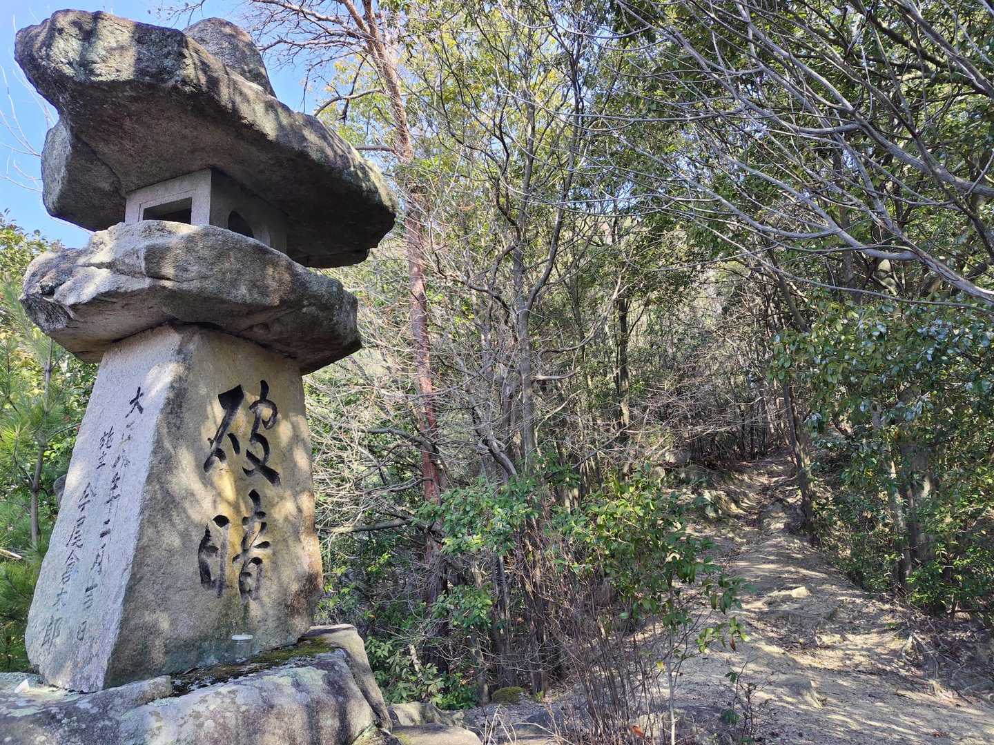 石燈籠
その左横に出ると