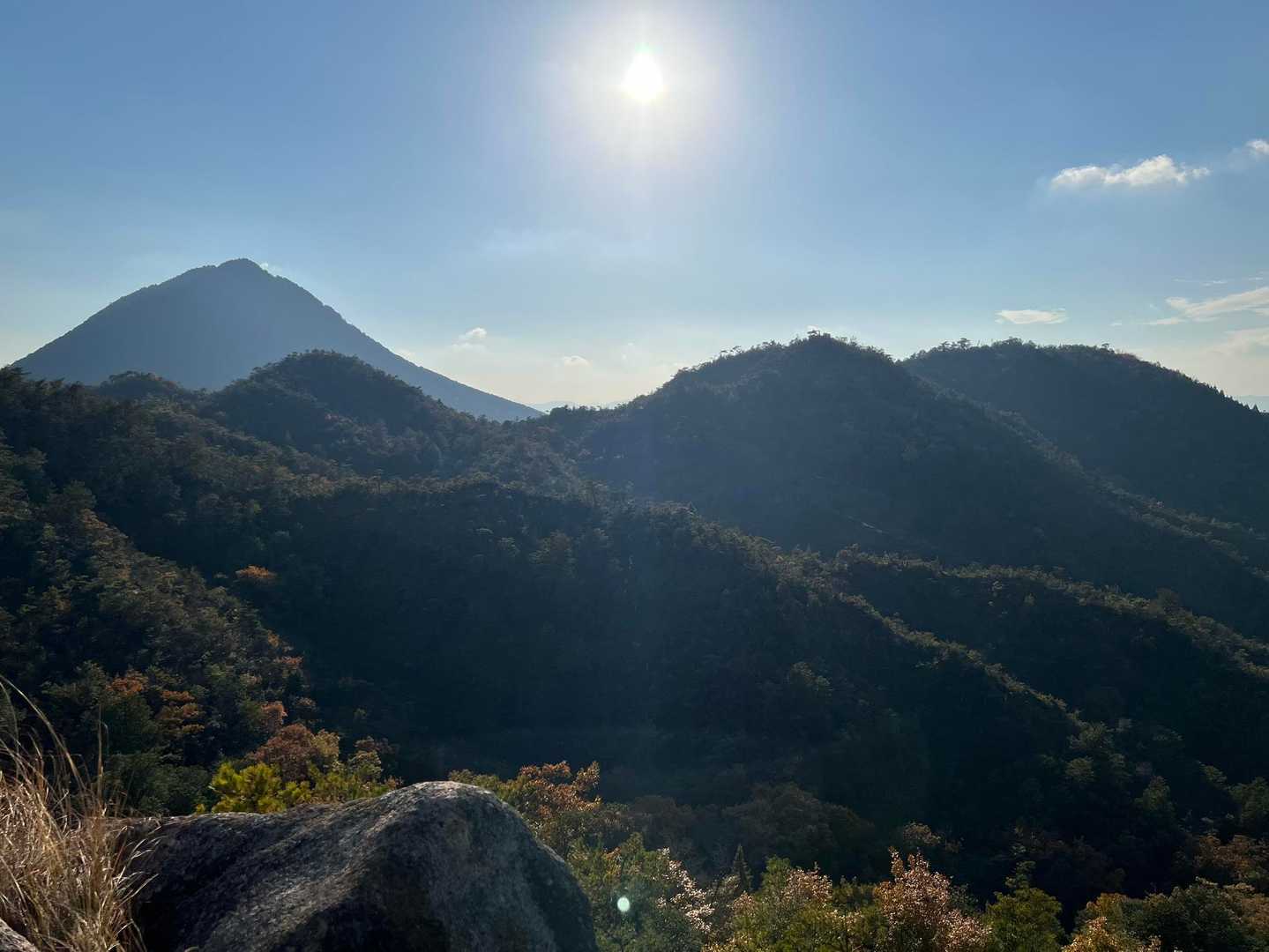 歩いてきた山々が見える👀
三上山、だいぶ遠くなったね