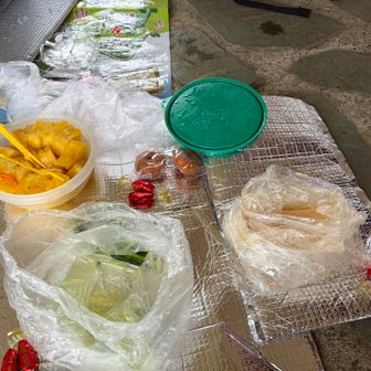 山頂の屋根の下でランチタイム。雨が降ってきました。たくさんありがとうございます！