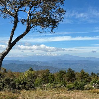 山頂広場で、のんびりランチ。一昨日はあの山頂に立っていたんだなぁ✌️