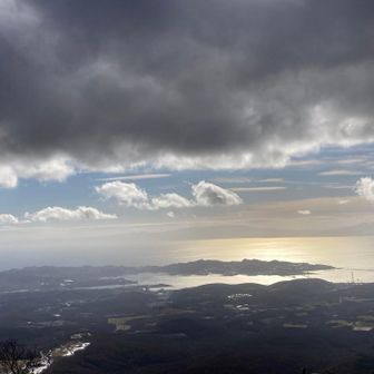 室蘭港と噴火湾．少しだけ駒ヶ岳．ピカピカだ．