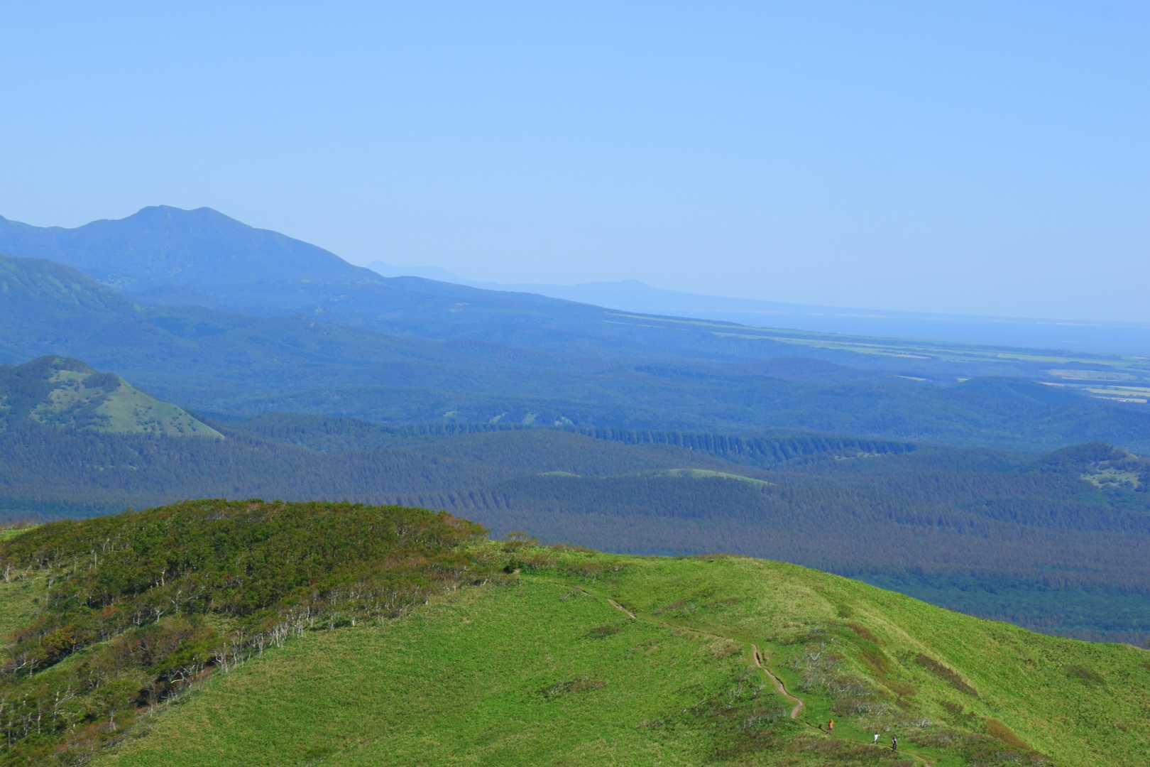 遠くに国後島の山が見える