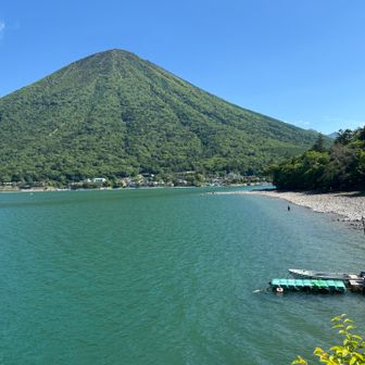 真っ青な空に男体山