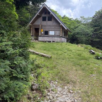 狼平小屋に到着🛖
膝が爆発して降りは写真どころでは無かった😇