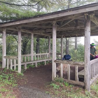 このあずま屋でランチタイム
ガスと霧雨だったのでちょうどラッキーでした