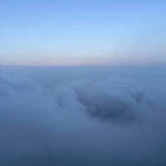 一瞬、低い雲が切れると、一面雲海が広がっていました。
