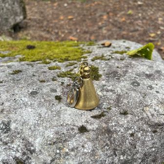 登山口のゲートから少し降りた所に、クマ鈴落ちてました
登山口に向かって右の岩の上に置いておきました♬