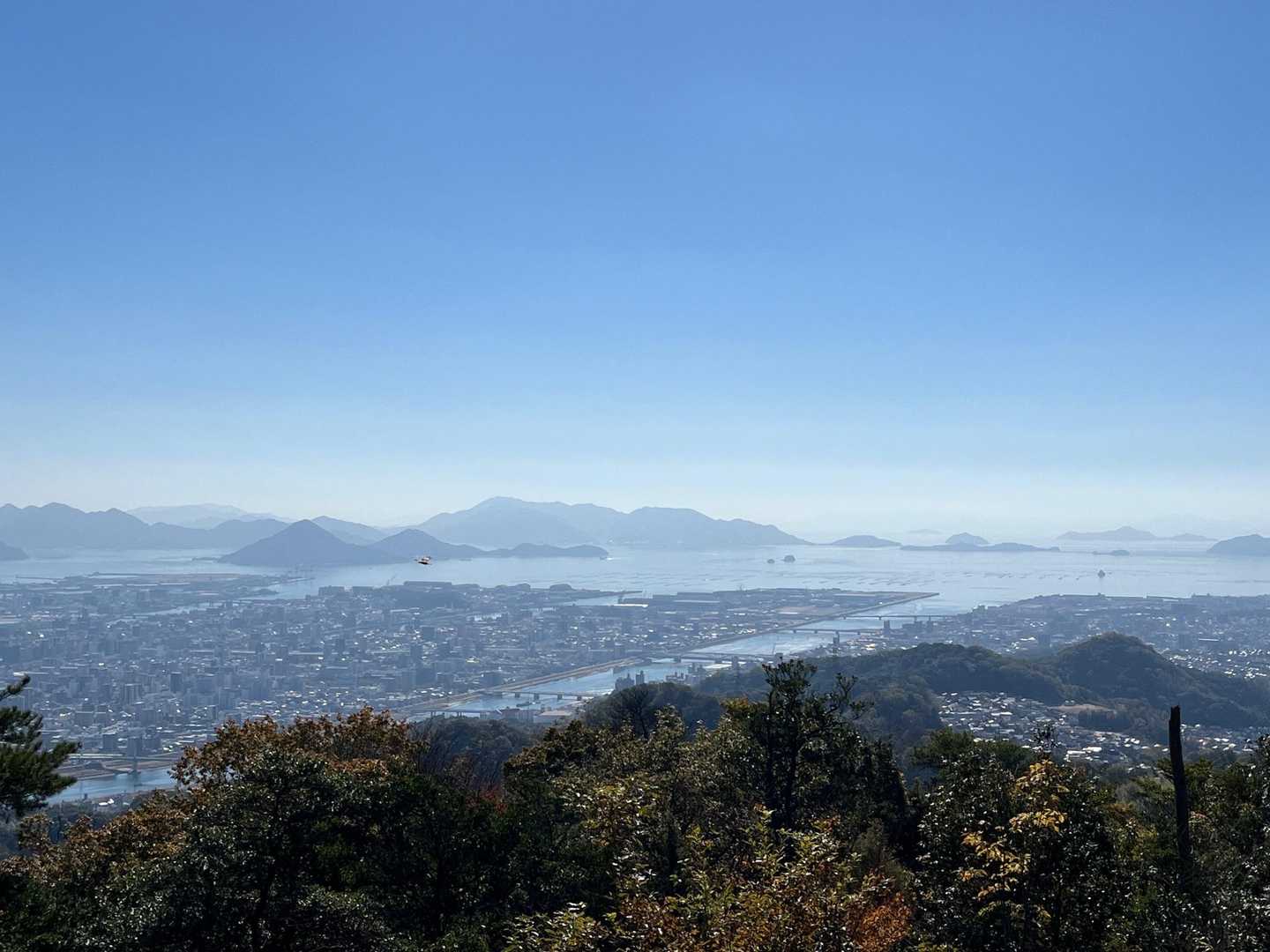 宗箇山山頂からの眺め
太田川放水路　その先には厳島があるはずじゃが😙