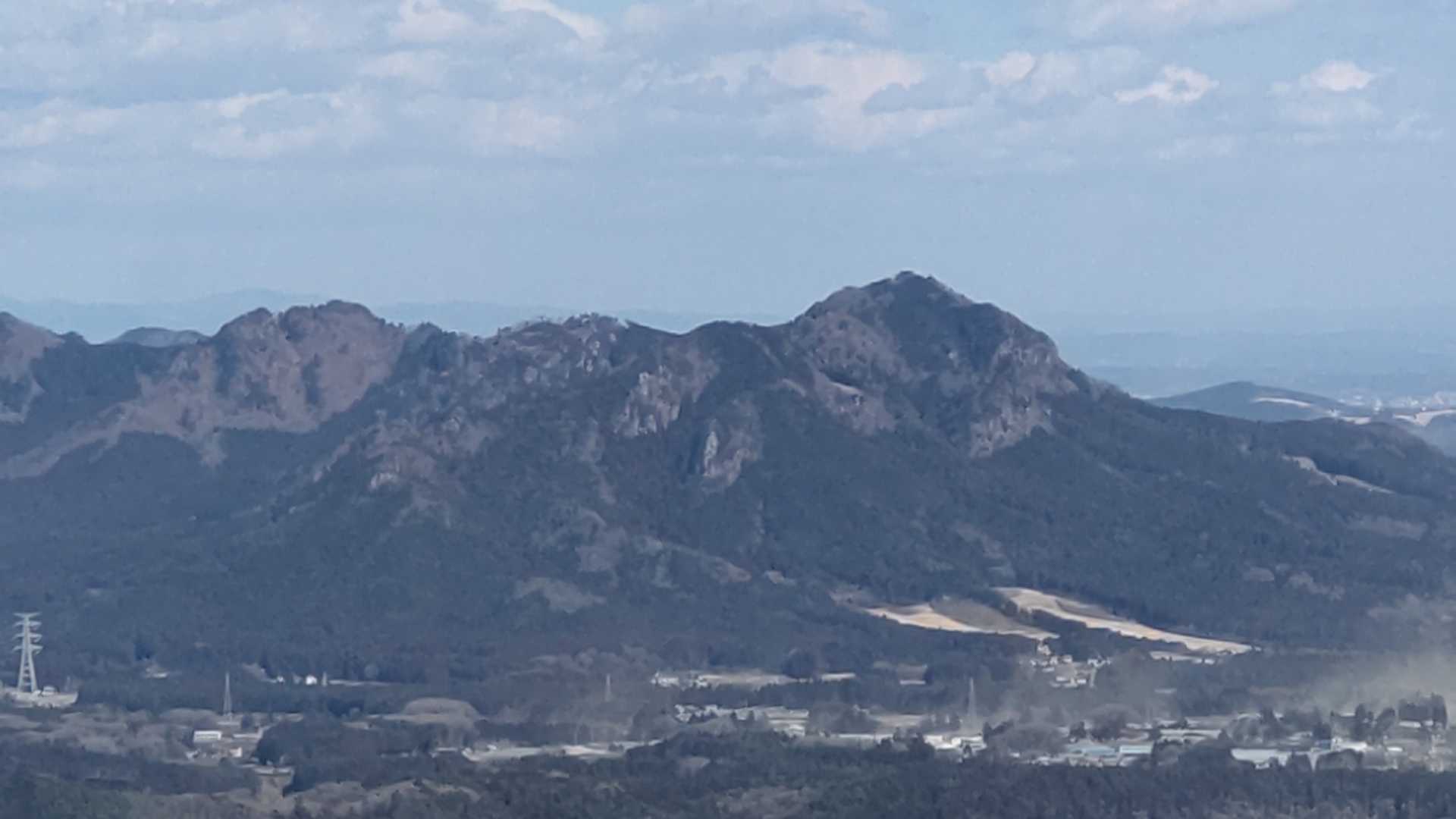 二股山から見る古賀志山全景。
　右側の一番高い所が古賀志山　頂上。