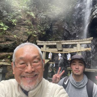 今でも滝行できるそうですが今日は二人とも遠慮しておきます。