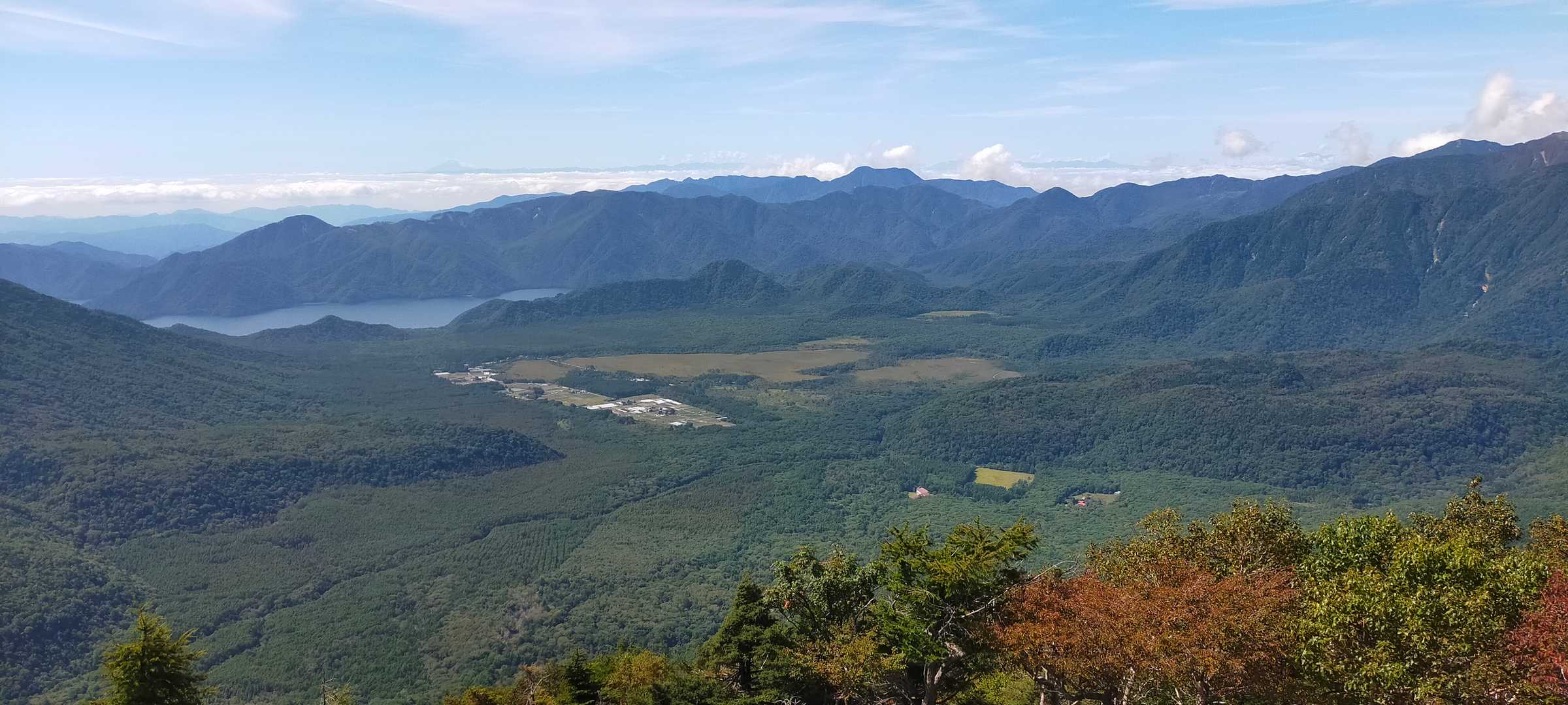 手前から 戦場ヶ原 高山 中禅寺湖 社山~黒檜岳 袈裟丸山~皇海山
