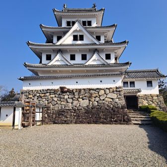 立派なお城です😊
日本最古の木造再建城(昭和8年)。
城内、歩いた時のきしむ音が凄い!
キュッ? ギュッ? ギィーギィー?
表現が難しいですが、他のお城では聞いたことのない音が鳴り響いていました😅