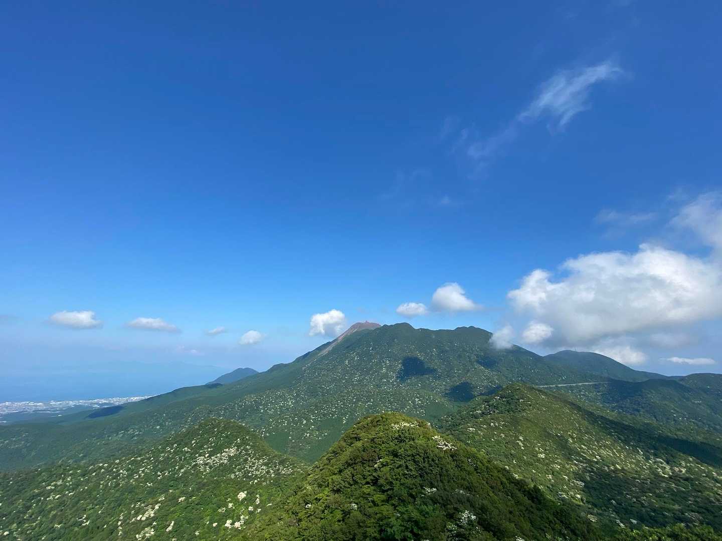 雲仙岳『国見岳、妙見岳、普賢岳、平治新山、九千部岳、その他20以上のお山の総称なんですね。』

雲仙ブルー広がって🥳
雲のイタズラ☁️
国見岳と妙見岳に顔出来でる☺️
微笑んでくれてました😆

どっかで見たような景色🤔
阿蘇の烏帽子岳でも太陽の塔みたいな景色見れたなって思う😆

一期一会の景色に感謝して🙏