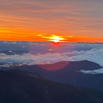 梅雨の合間のご来光🌅、下界は曇りでも山頂はご覧のとおり。