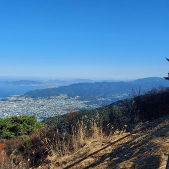 翠波峰展望台にて。
真っ青な青空のもと、香川の七宝山系、屏風ケ浦三山、五岳山、大麻山、予讃トレイル、雲辺寺山が見えます。