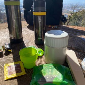 自宅で作ってきた豚汁をサーモスに入れて。
レモンティーとスイーツ