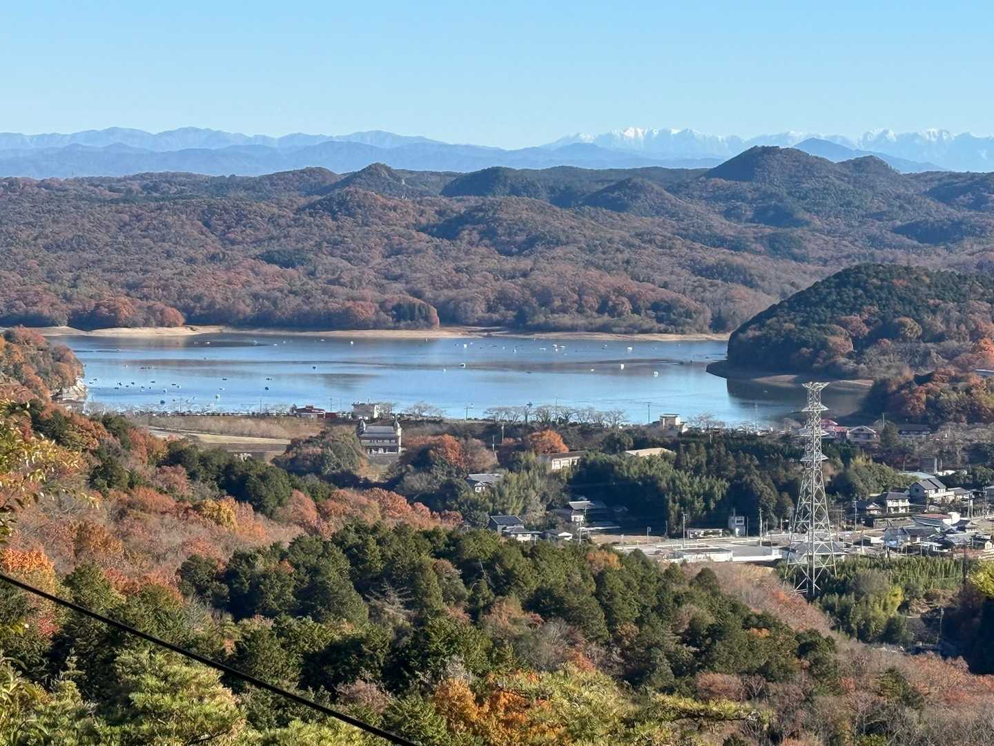 振り返ると入鹿池🐬

その後ろには、雪を纏った中央アルプス🏔️✨