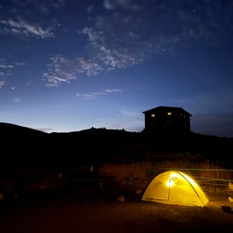 朝の、白雲岳避難小屋