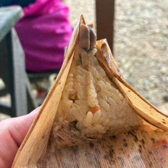 薬師沢小屋の弁当は、ちまき。