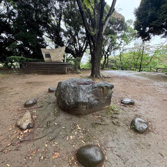 三角点？
ともかく雨が強いので、交代で傘を持ちながら写真だけ撮る
