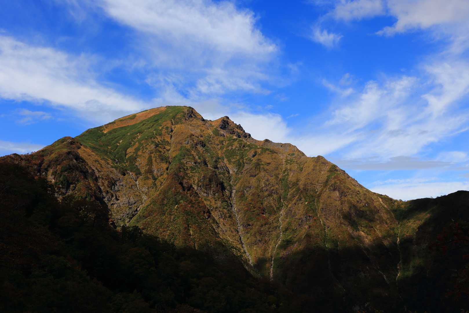 雲の影で谷川岳だけ浮かび上がっているように撮れました。