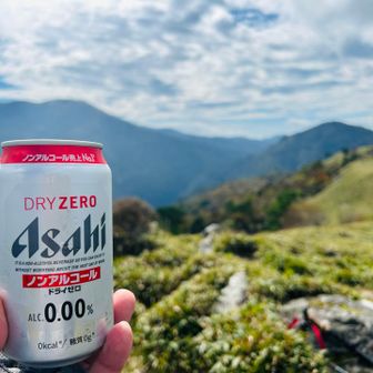 山頂標識があるとこまで戻って、お昼にします。とりあえずノンアル。