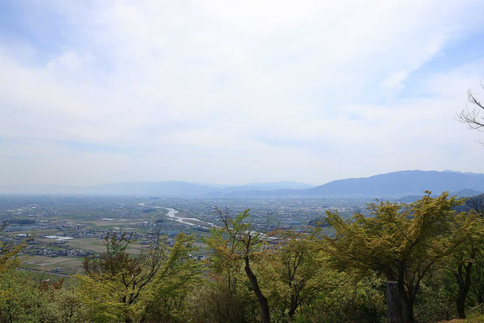 揖斐川の向こうに養老山地、霊仙山、池田山、そして伊吹山の山頂部
