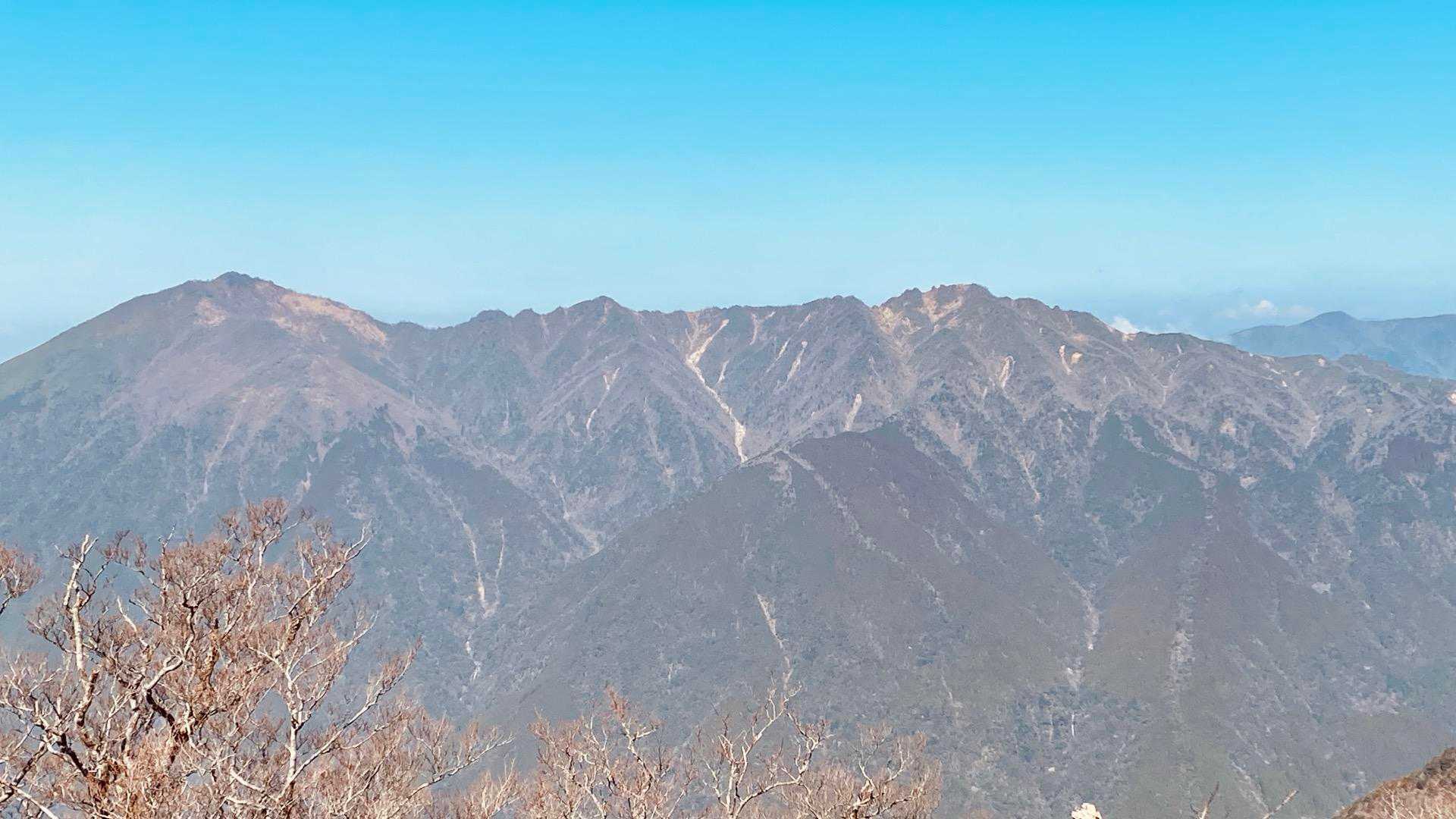 いっちゃんこと、市房山がダイナミック🥰

こーみると、山肌が赤いから、山容からも九州の赤牛岳に勝手に認定🐮