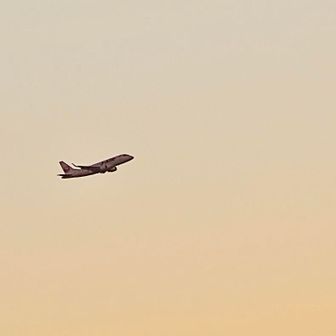 夕焼け空を飛ぶ✈️
目の前に伊丹空港があるのでどんどん離着陸してました👀
