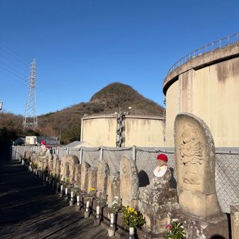 後ろの山も縦走するつもりだったけど疲れたので断念