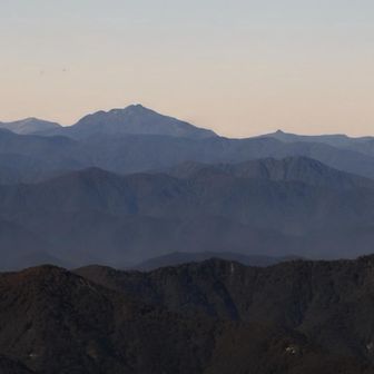 燧ヶ岳と至仏山⛰️
こちら側から見ると双耳峰には見えませんね