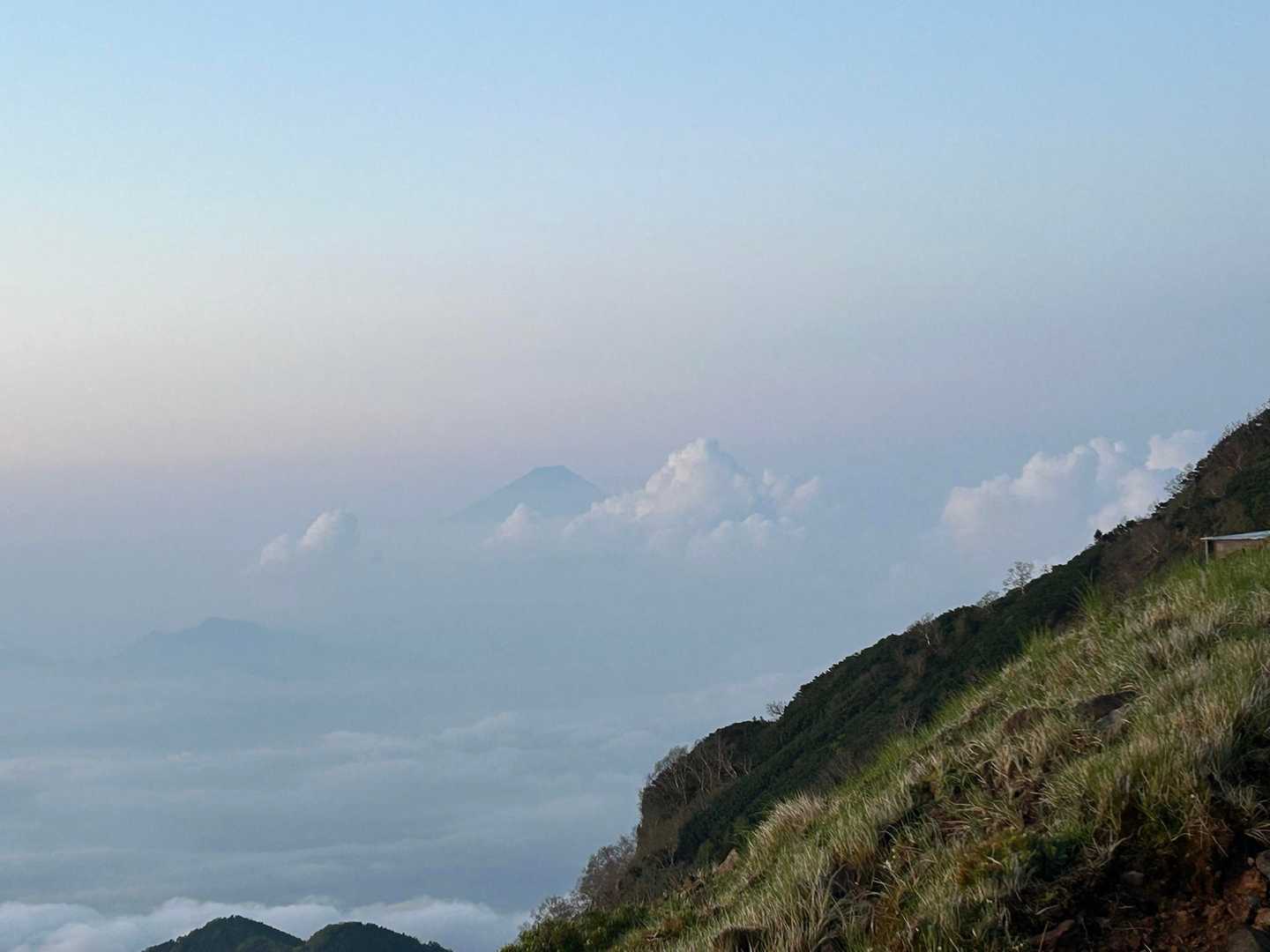富士山が見えました　富士山の隣に富士山みたいな雲が！