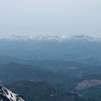 朝日連峰と奥に月山も見える。
