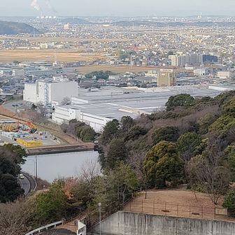 どうよ。
広々と幸田町と岡崎市が見えます。
遠くには、鈴鹿セブンMountainが霞んでますが見えてます。
うぅん～～
良いところだわね。
会のfreeWalkingにでも来てもいいかもね。