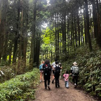 アメリカ人のお兄さんお姉さん達と一緒に山頂目指します⛰️