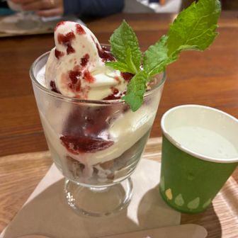 森のカフェ　ル・ピックで、弓削牧場の牛乳を使ったミルクソフトサンデーを食べる🍦

フロマージュ・フレ（チーズ）が入ってて美味しかった😋