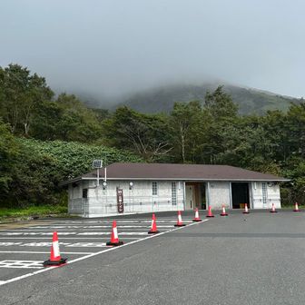 お疲れ山でした
振り返ると真っ白
午後から晴れるそうです