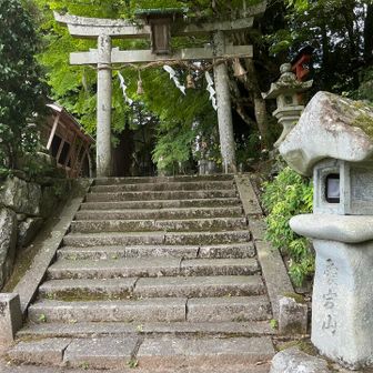 四所神社⛩️

駐車場へと戻る途中なのですが、ここからでも駐車場へ戻れるので、地蔵山への登山口を確認してみようと中を入りました。

愛宕山の文字が刻まれた石灯籠がありますね。