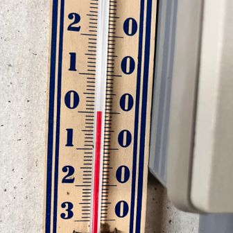 避難小屋の温度計は0度くらい
流石にちょっと寒くなってきた