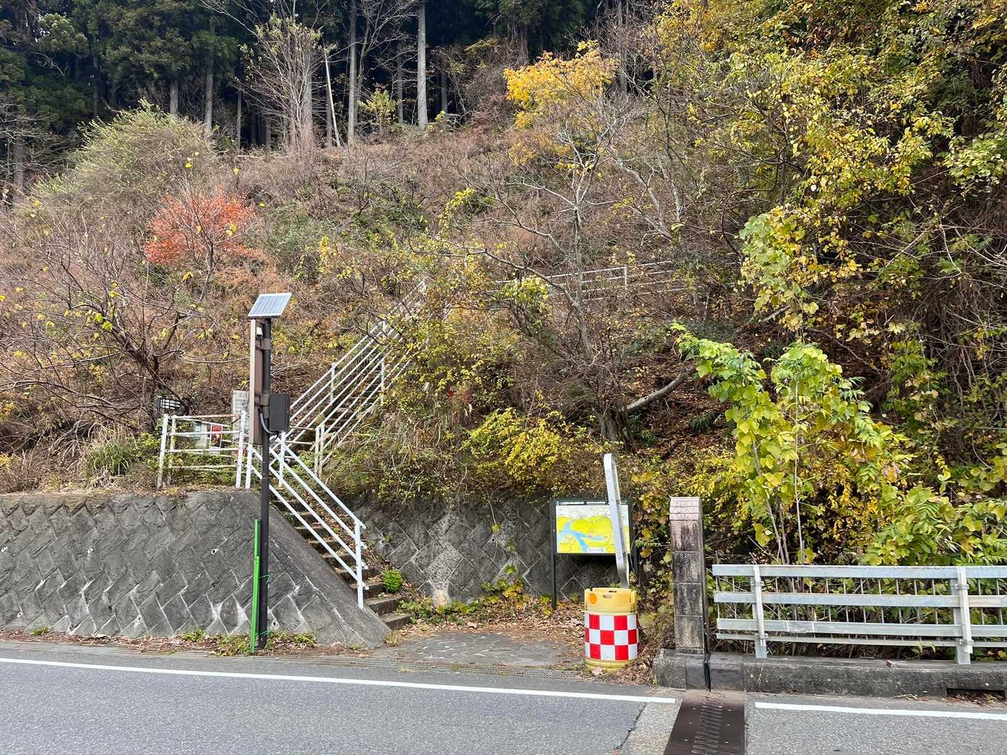 道を渡って階段登ると登山口