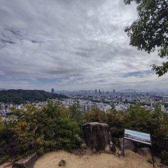 見立山は城候補地に見立てた？
今日の最後は向かいの山です