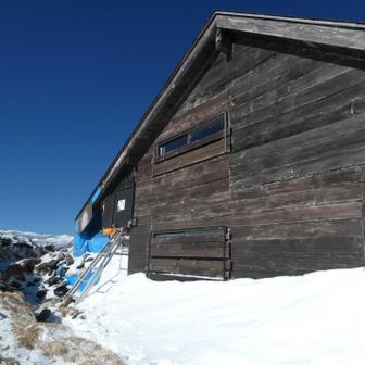 冬用扉から入ります