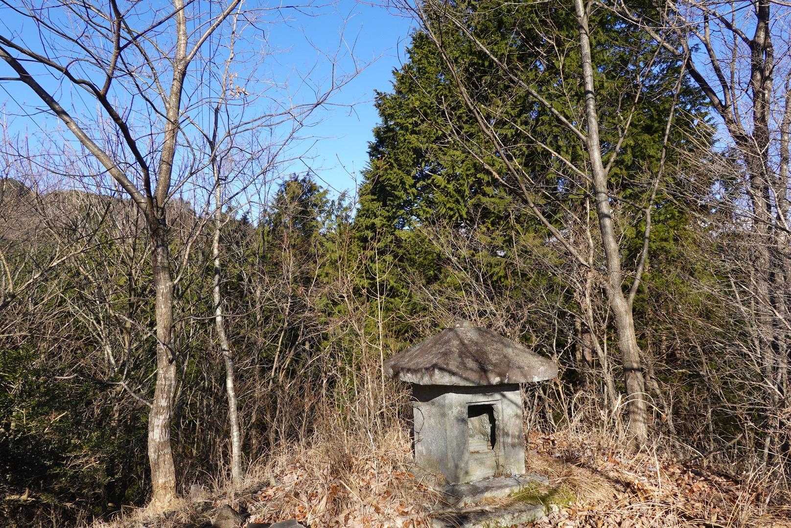 鉄塔の下の祠✨この場所から女峰山が見えていました👀❗️