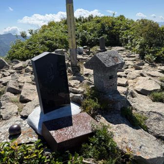 山頂の石仏